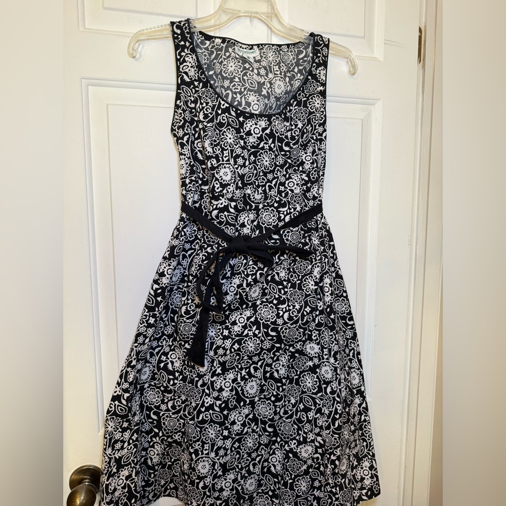 Motherhood Maternity Dress Black White Floral Paisley Dress Medium Belt Stretch
